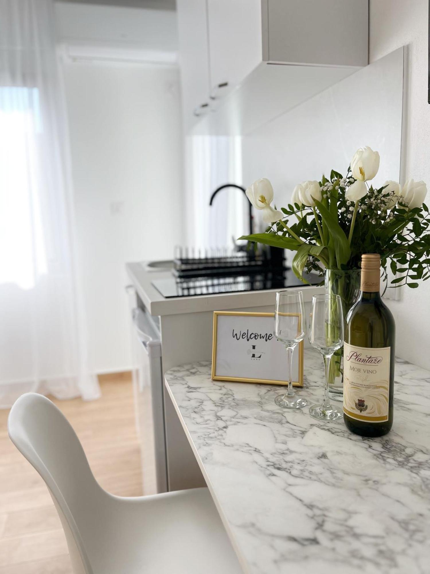 Lana Apartmani Bar Extérieur photo